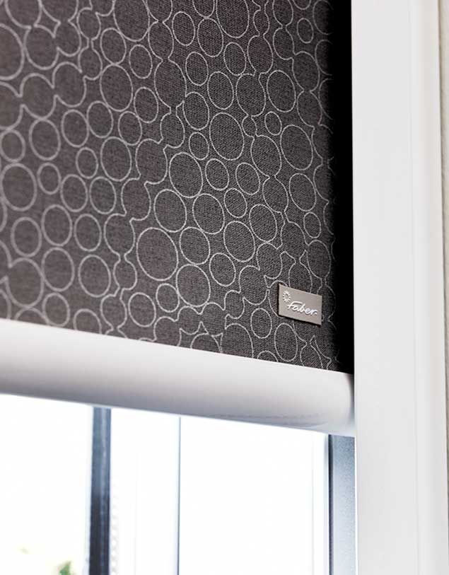 Faber mørklægning rullegardin med kassette og sidesluse når det skal være helt mørkt. Indbygget batteri motor eller 230 w motor